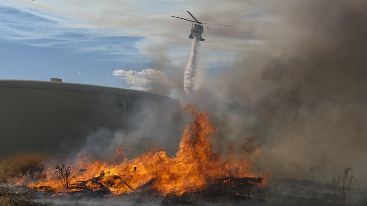 加州北部山火持續，直升機出動投擲水彈協助撲救。AP圖片