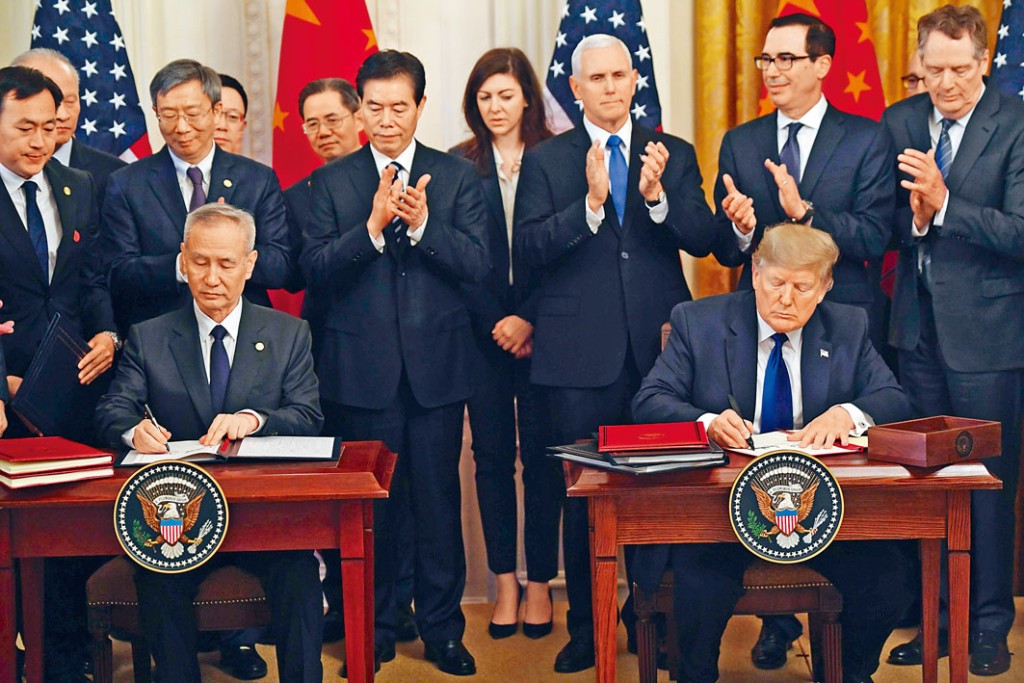 特朗普与刘鹤签署首阶段贸易协议。