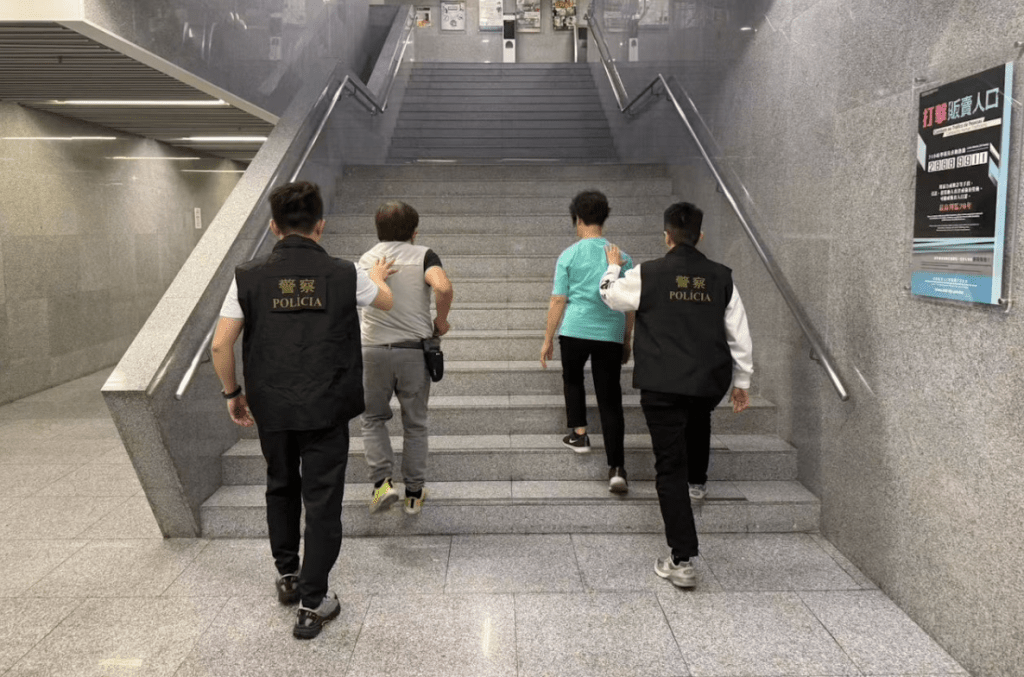 澳門治安警察局近日偵破一宗跨越12年的假結婚案件,一名七旬澳門男子及一名六旬內地婦人涉案。澳門治安警 澳門治安警察局近日偵破一宗跨越12年的假結婚案件,一名七旬澳門男子及一名六旬內地婦人涉案。澳門治安警