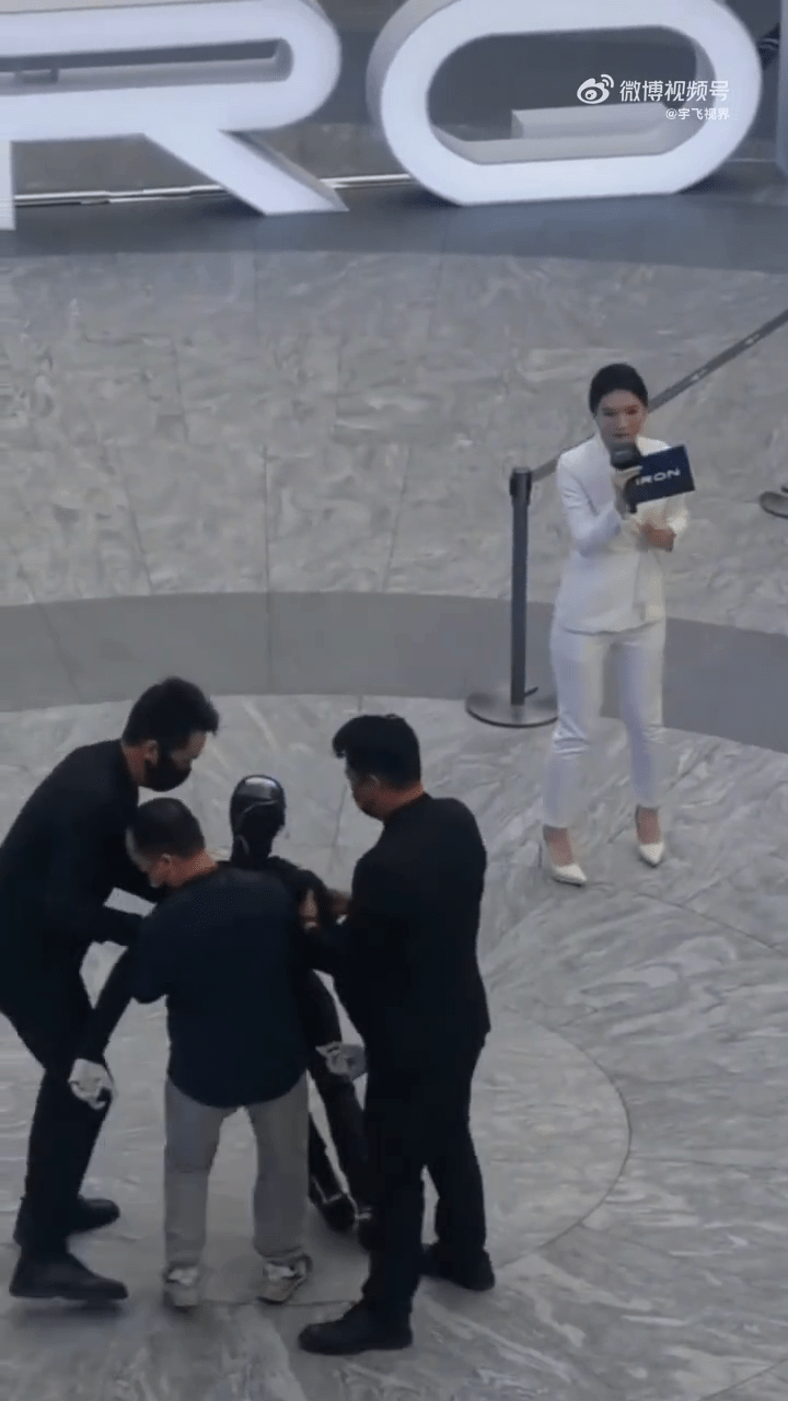 小鵬人形機械人首秀摔趴,要由工作人員抬走。 小鵬人形機械人首秀摔趴,要由工作人員抬走。