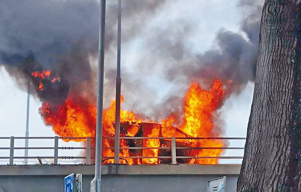 七人車迅即被烈燄吞噬。