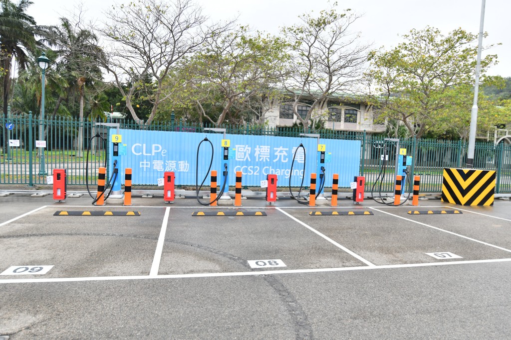 充電站已預留足夠位置，未來可因應需要增加充電設施，最多可設置40個充電位。