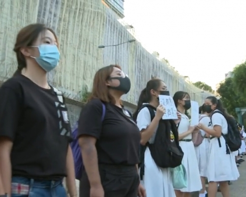 中學生九龍塘組成人鏈抗議。港台電視截圖