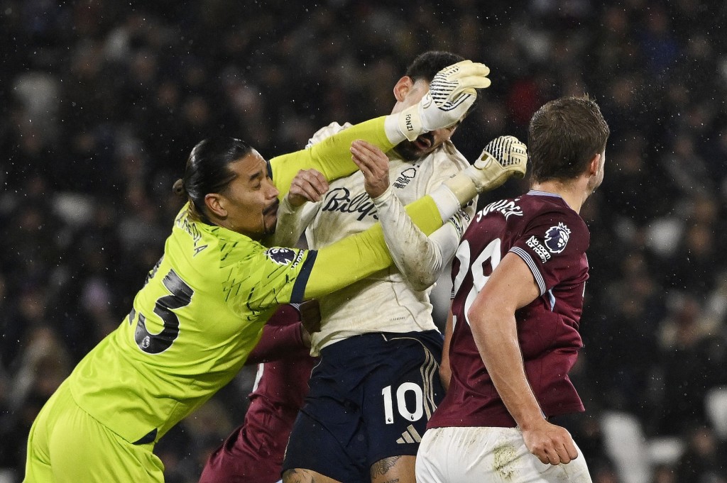 艾路拿侵犯基比斯韋特輸12碼。路透社