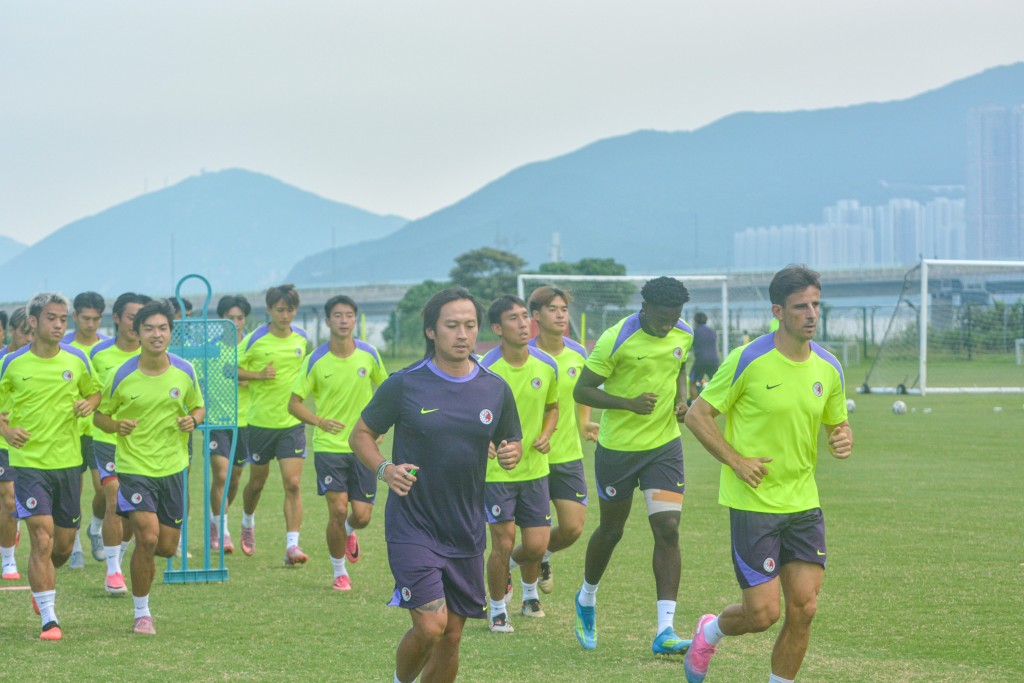 港隊U23男足周一在賽馬會香港足球總會足球訓練中心進行操練。攝影：魏國謙