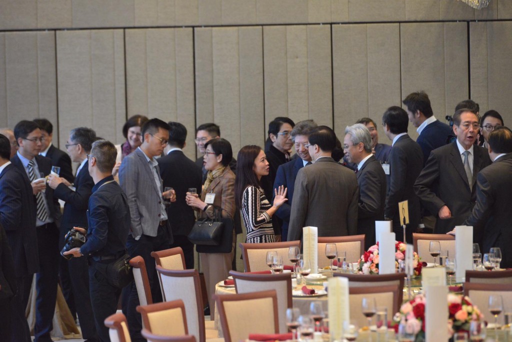 午宴有40多名议员出席。