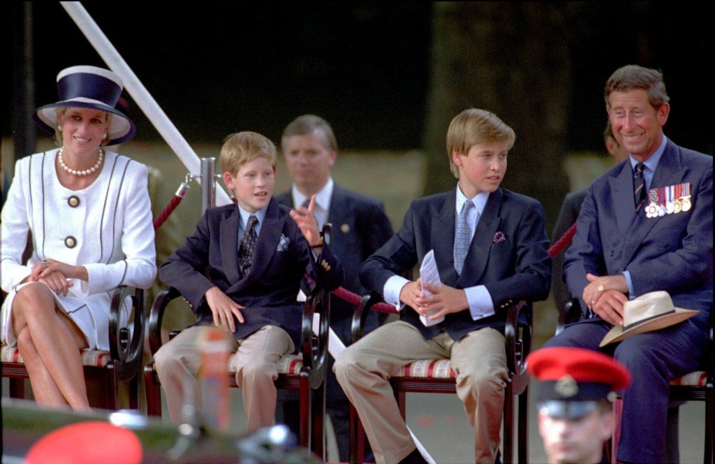 1995年，（左起）戴安娜、哈里、威廉和查理斯在伦敦出席第二次世界大战对日战争胜利纪念日50周年活动。 美联社