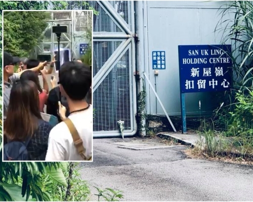 有人在中心外擺放白色鮮花。facebook圖片