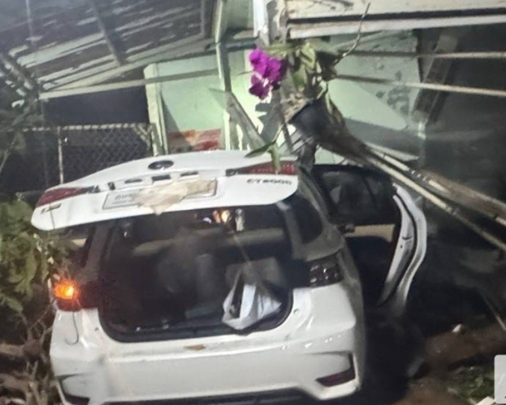 運毒毒車自撞民宅，3男被捕。 柬中時報