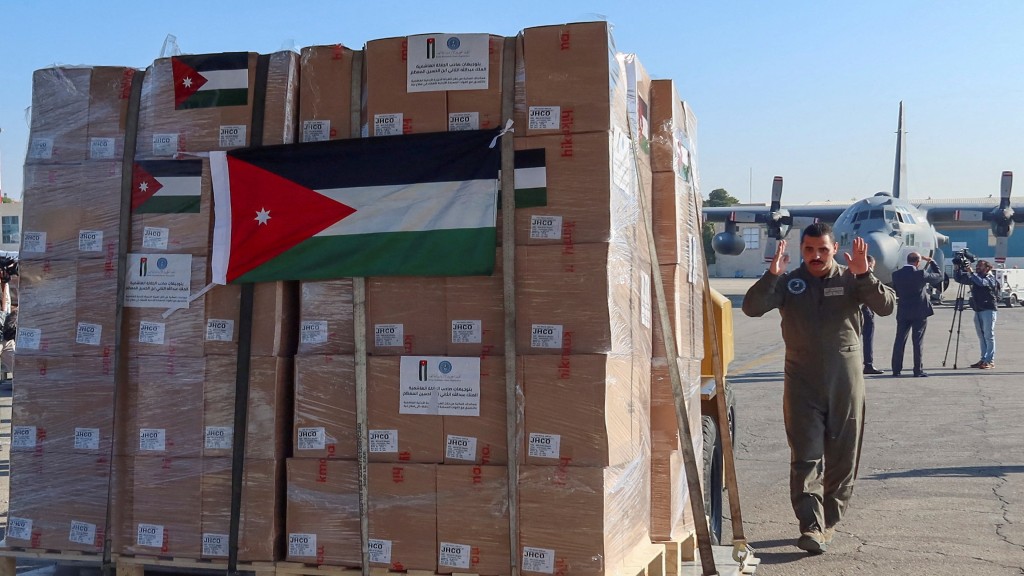 約旦哈希姆慈善組織的人道救援物資周四從安曼運往加沙。  路透社