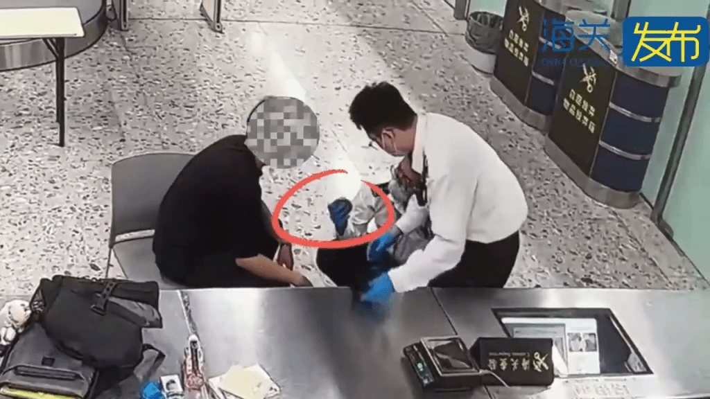 旅客被內地西九龍海關截查,發現鞋中藏兩包大麻。 旅客被內地西九龍海關截查,發現鞋中藏兩包大麻。