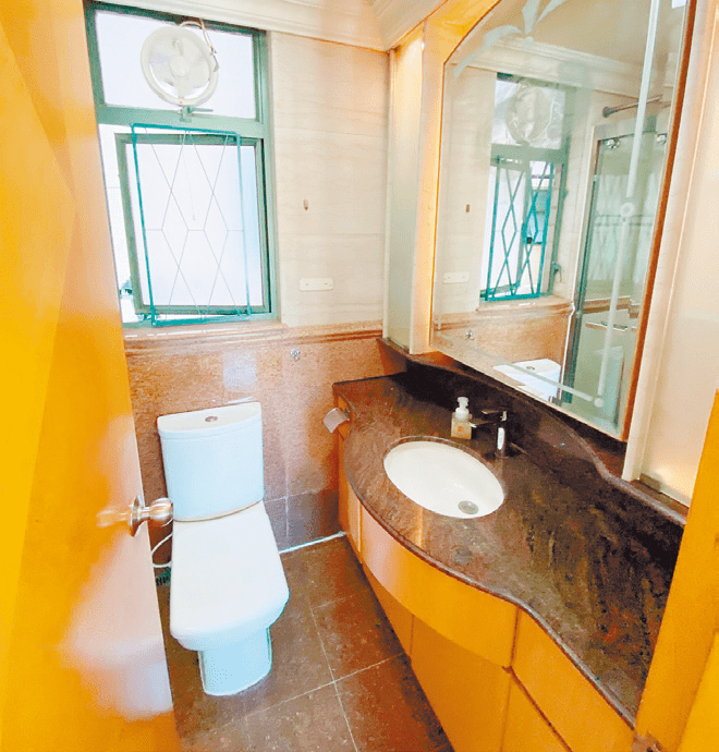 浴室设有窗户，更置有大面镜柜提亮空间，光洁明亮。