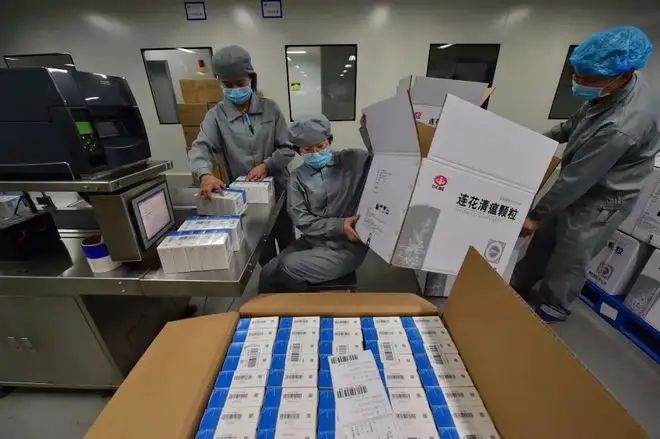 北京市藥監局罕有地派員進駐11家藥企，保證24小時生產不停工。