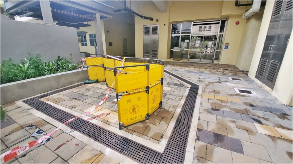 事發現場地上遺下血跡。