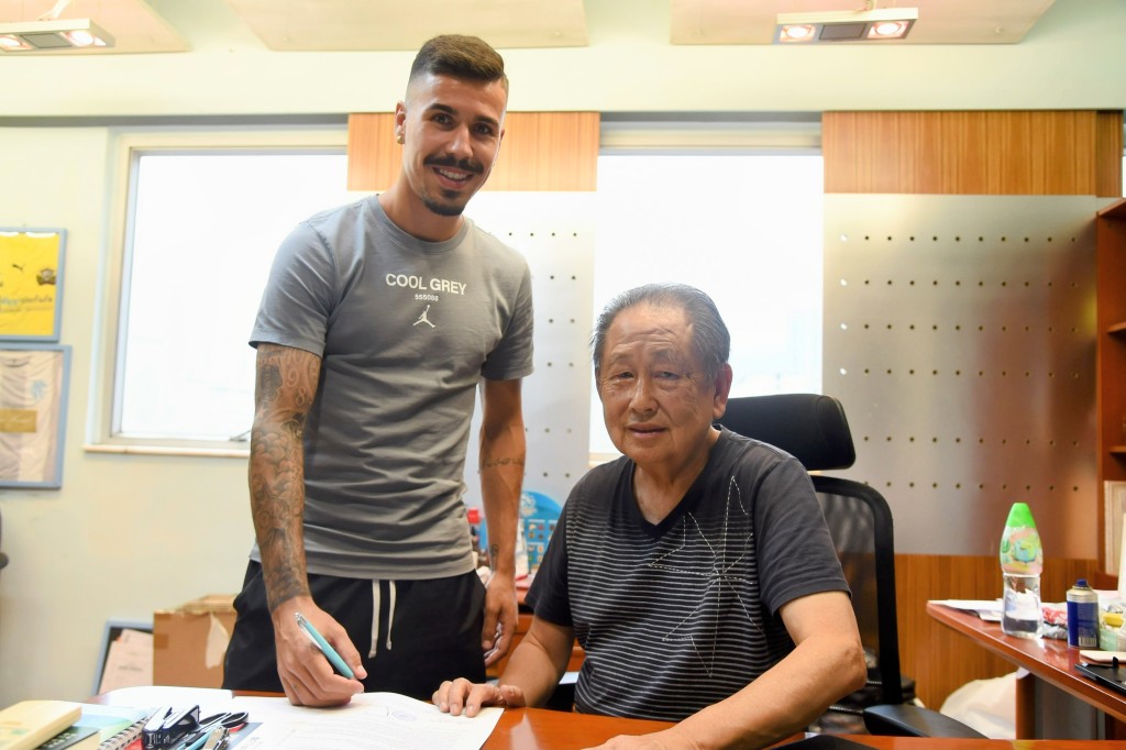 雷仙奴與流浪總監李輝立簽約。 標準流浪圖片