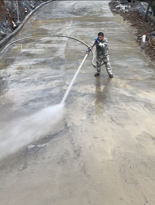 韶關大竹山村村民花了9天沖洗20公里道路，歡迎遊子回家過年。抖音＠遼思河