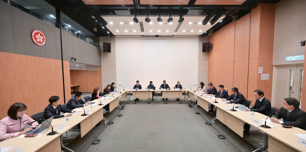 張國鈞（右八）召開出海專業服務專家委員會首次會議。政府新聞處