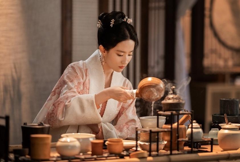 《梦华录》女主角刘亦菲饰演的赵盼儿常用炭炉煮茶。网图