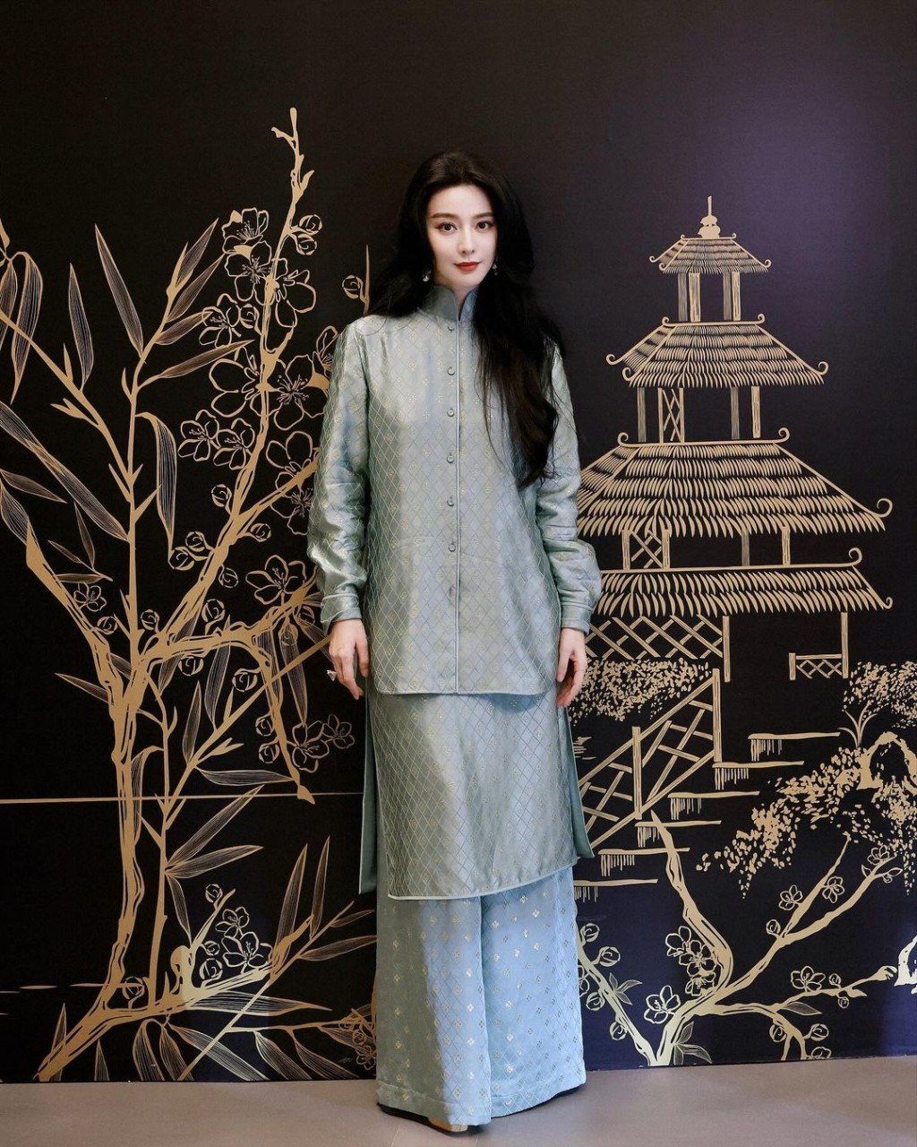 至於第三套由中國設計師品牌M ESSENTIAL最新系列的滄浪緹花新中式套裝終於獲得網民大讚。