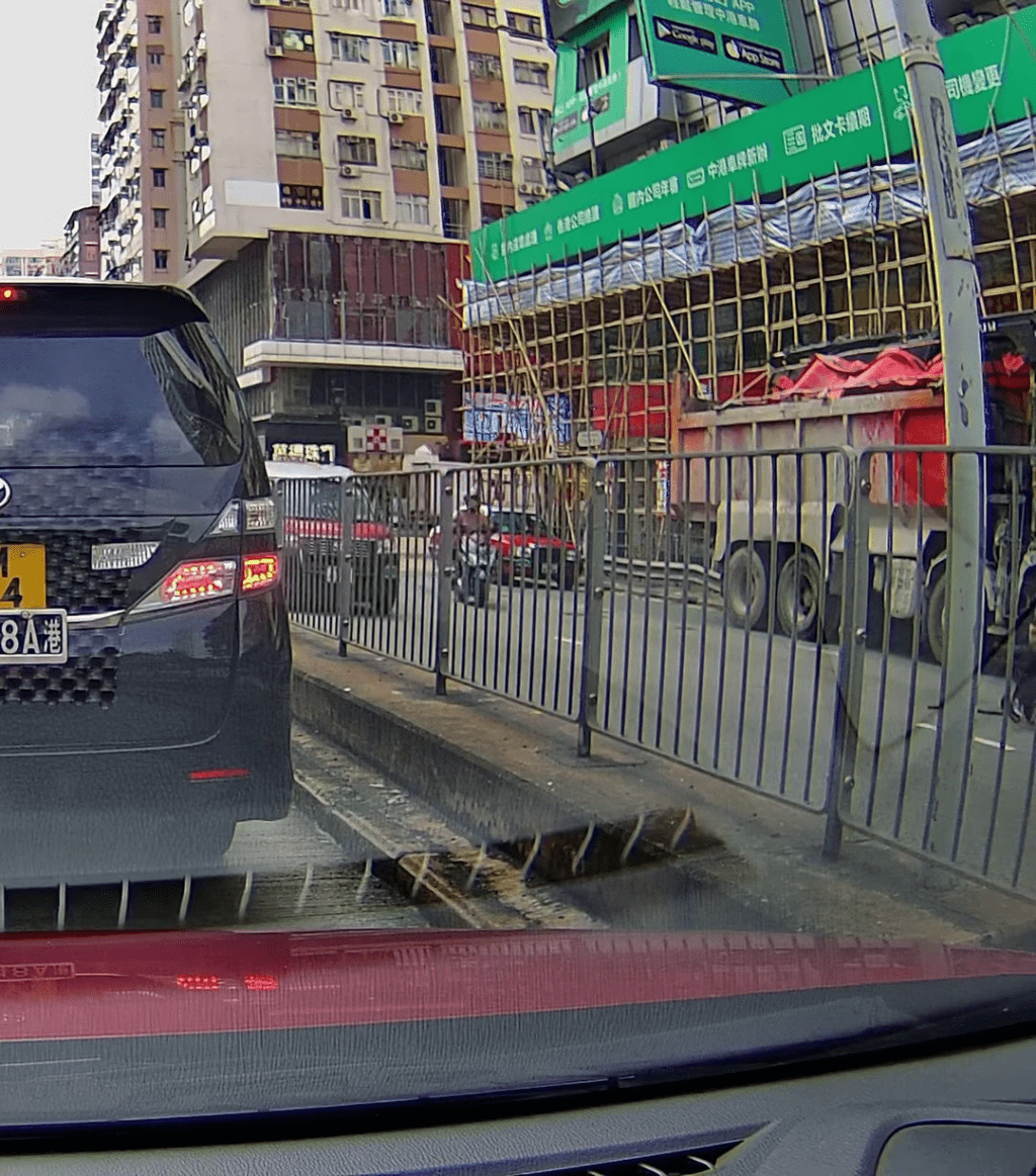 現場為油麻地窩打老道近彌敦道交界。車cam L（香港群組）