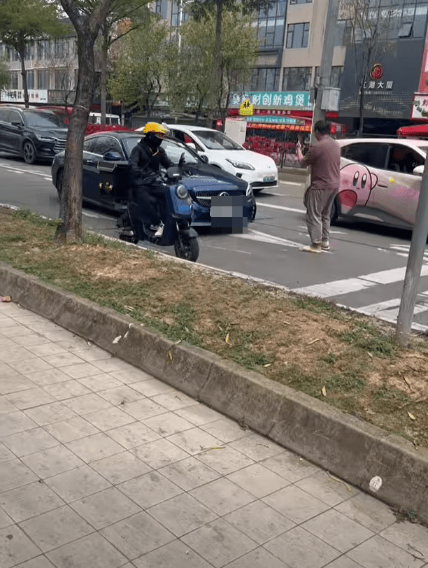 比亞迪司機持手機拍下過程。fb：港車北上自駕遊同樂會