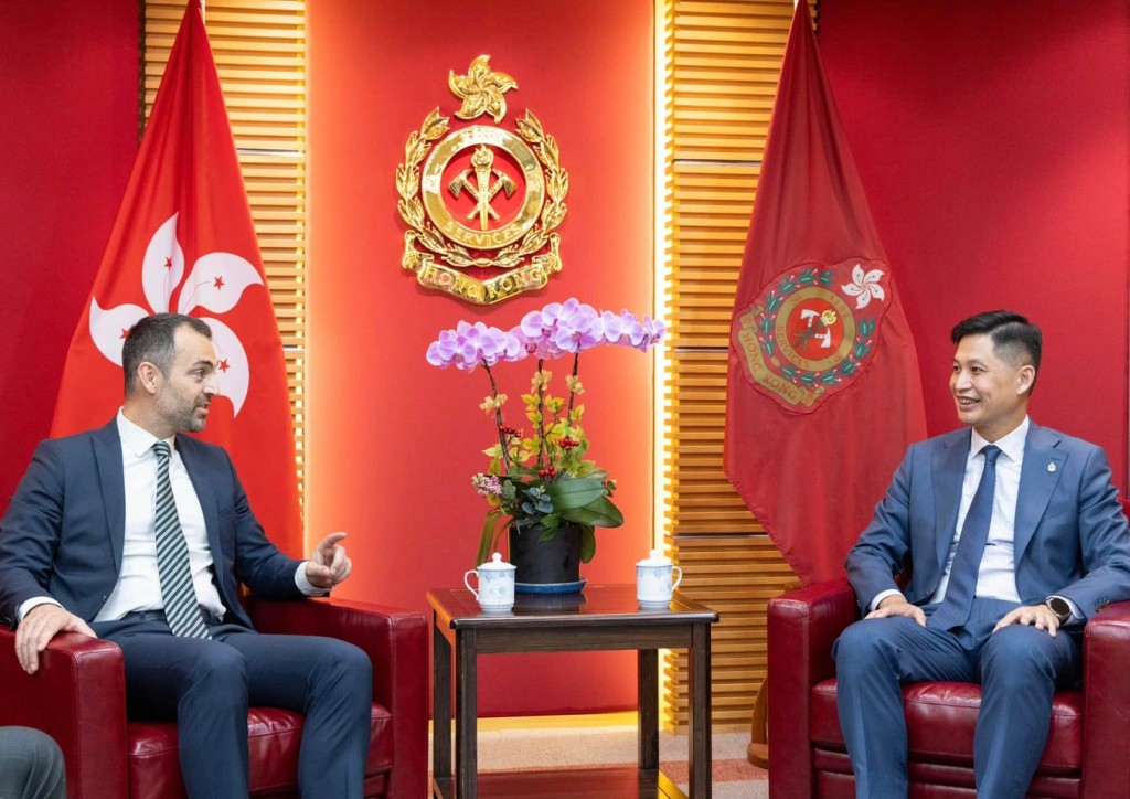 即將卸任的土耳其駐港總領事Peyami Kalyoncu（左）今日到訪消防處總部，與處長楊恩健（右）等會面。消防處facebook圖片