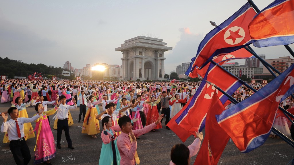 2023年8月15日，人們在平壤凱旋門參加慶祝韓國擺脫日本殖民統治78周年的晚會。 路透社