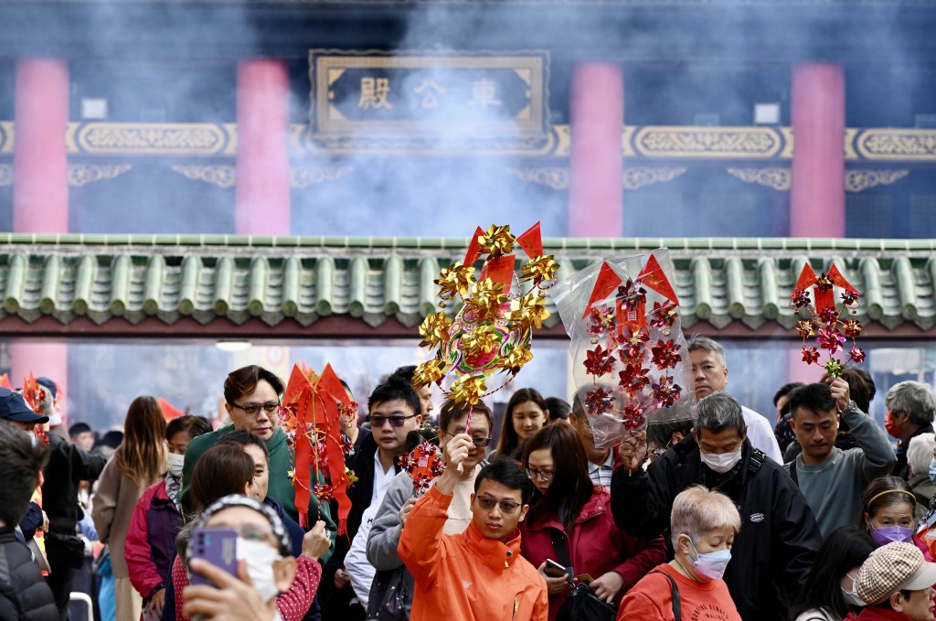 今日(18日)是正月初二「車公誕」,按照傳統,大批善信前往沙田車公廟參拜祈福求好運。 今日(18日)是正月初二「車公誕」,按照傳統,大批善信前往沙田車公廟參拜祈福求好運。