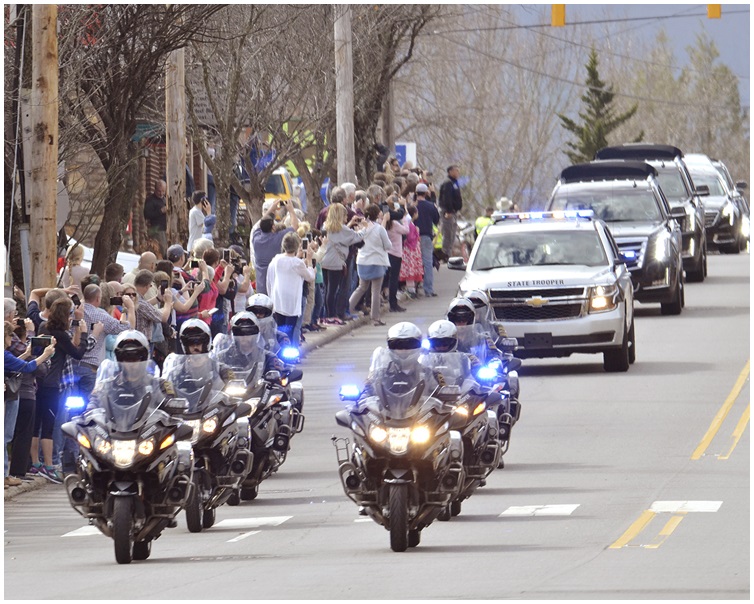 灵车所经过的道路两旁都聚集了信众。AP 