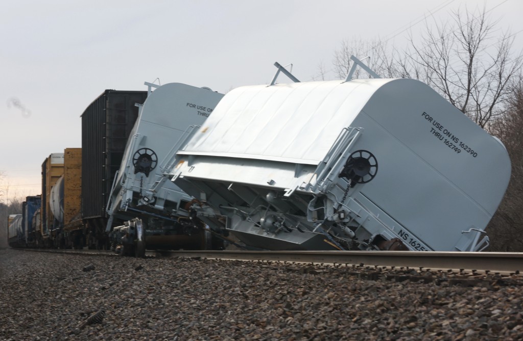 在俄亥俄州諾福克南部，一輛貨運火車在平交道出軌後，部分車廂出軌後傾斜停在軌道上。AP