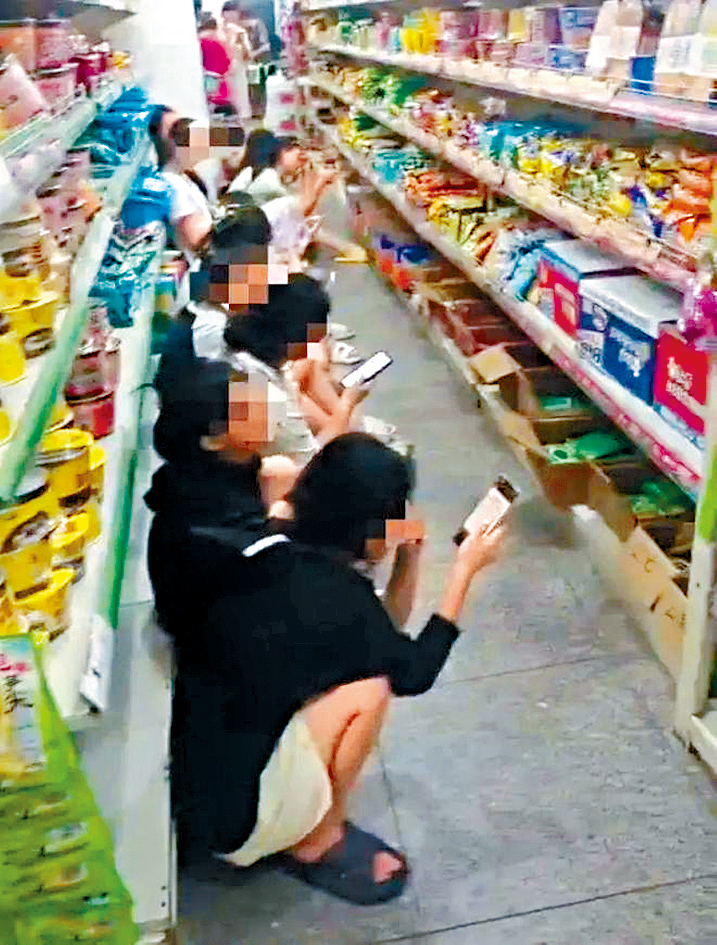 不堪高溫,煙台大學生在超市集體蹭冷氣。