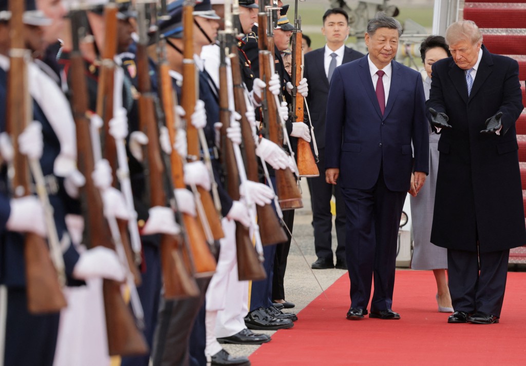 2026年9月23日，美国总统特朗普在马里兰州安德鲁斯联合基地，亲自迎接到访的中国国家主席习近平，期间他为习近平伸手展示让路。 路透社