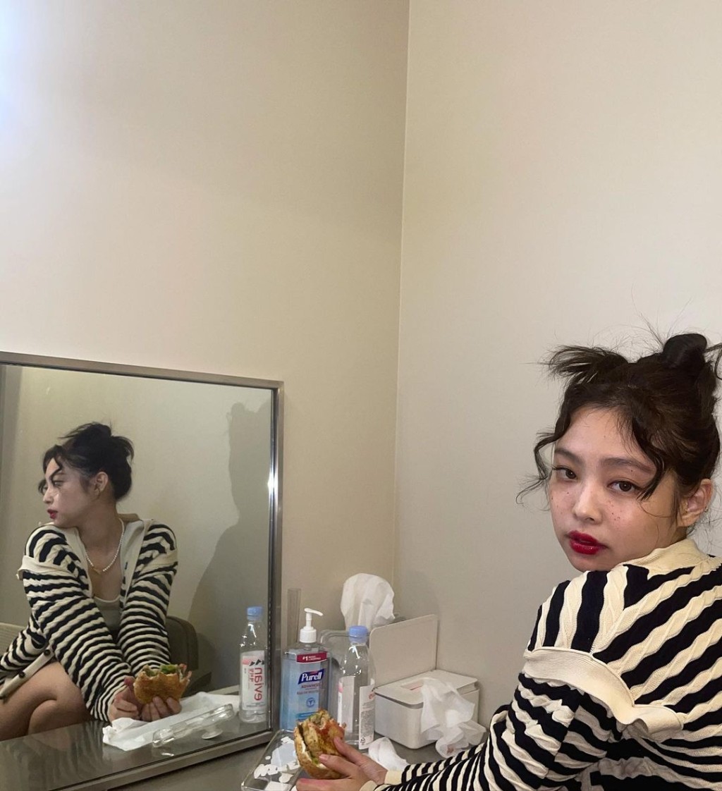 Jennie忽然夾胸，眼神仲好無辜咁，引死人喇。