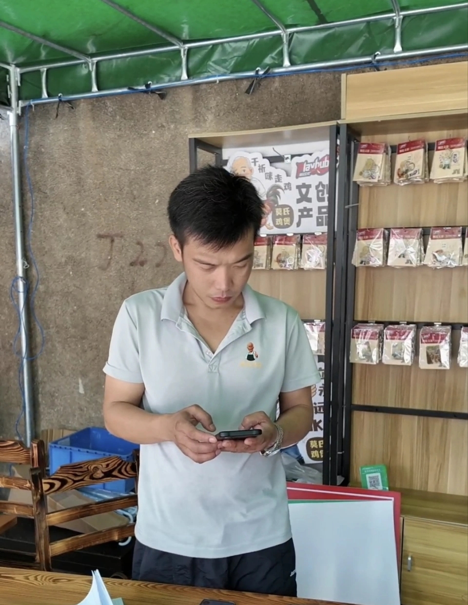 莫叔的儿子在前台咨询处坐镇。 极目新闻