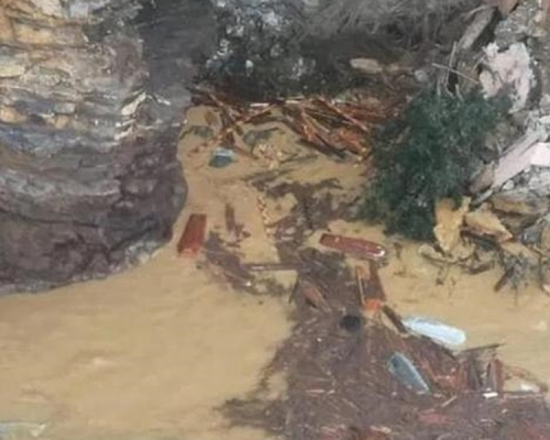 安置在岩石峭壁上棺材墜進大海。網圖