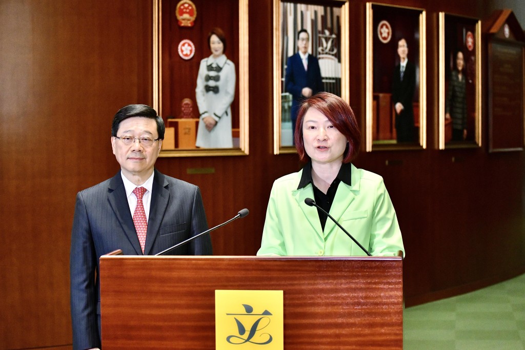 李慧琼支持人大律師法修訂,同時關心新皇崗口岸演練情況,期望兩地政府一旦決定通關日期便盡快向公眾公布。盧江球攝 李慧琼支持人大律師法修訂,同時關心新皇崗口岸演練情況,期望兩地政府一旦決定通關日期便盡快向公眾公布。盧江球攝