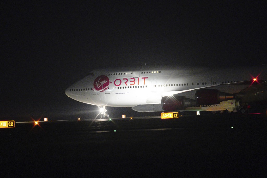 波音747改造飞机，当晚在英国康沃尔郡的太空港升空。AP