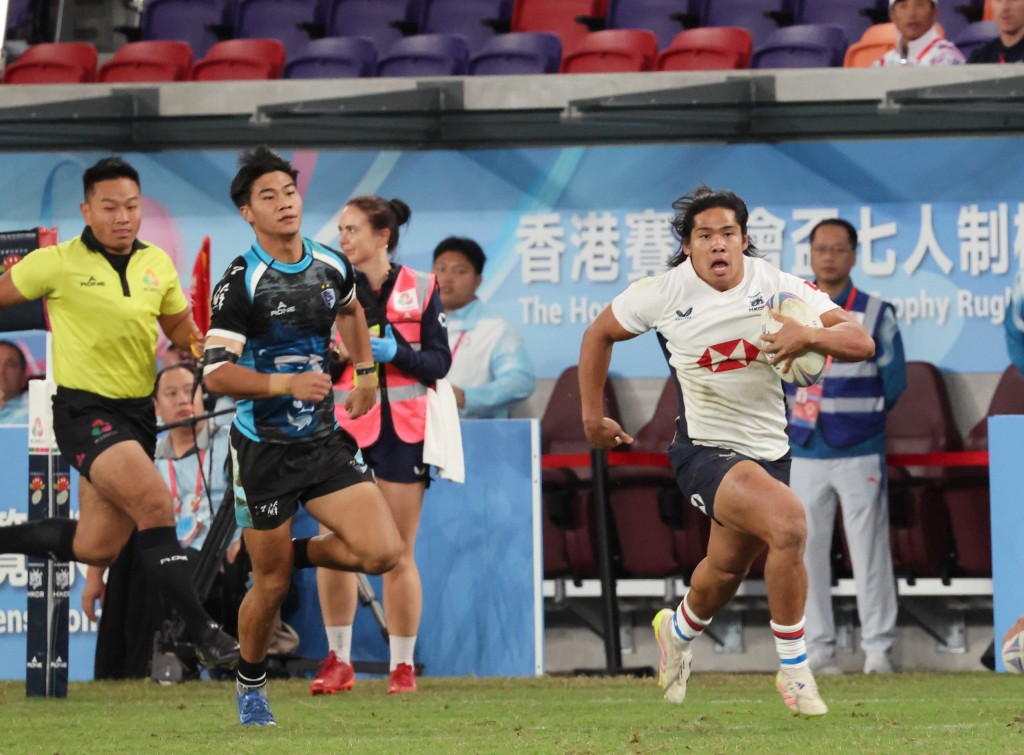 房杰锋（白衫)的速度之快，令江苏球员（蓝衫) 想追也追不到。徐嘉华摄