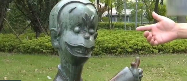 苏州公园的“司马光砸缸”雕塑。