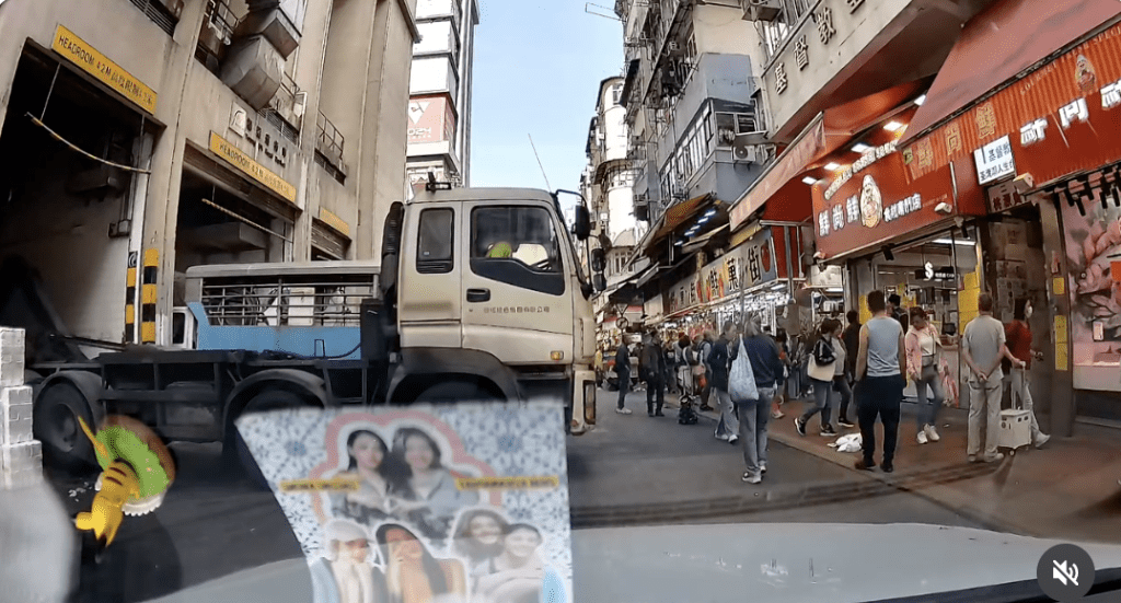 網上流傳事發片段顯示，涉事垃圾車當時駛離垃圾站後打死火燈，停在路中。Threads@jokeryeung_