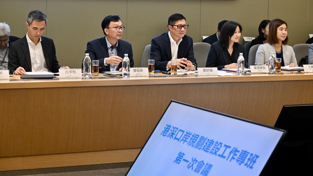 鄧炳強（中）在「港深口岸規劃建設工作專班」會議上發言。政府新聞處