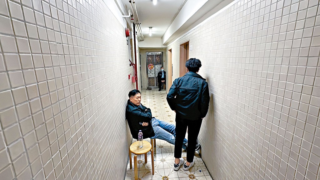 6旬女事主遭謀殺的兇案樓層仍未解封,警員留守。