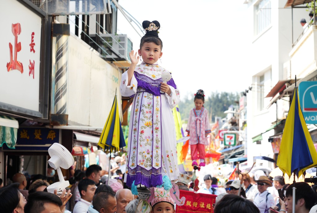 有小演員身穿傳統服裝扮演傳統人物。歐樂年攝