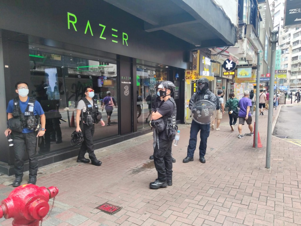 銅鑼灣東角道有多名警員佈防。