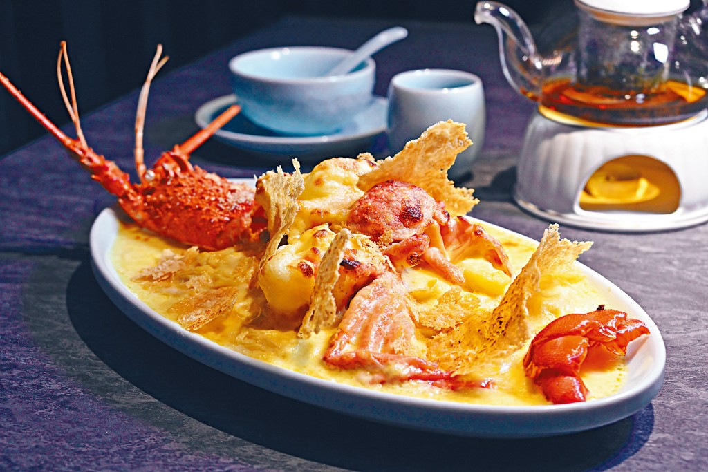 尚夢三式芝士龍蝦茳煳伊麵 ，活口澳洲龍蝦配芝士及伊麵看似普通，但原來混合三種不同芝士，加上自家製芝士薄脆，吃來更滋味。
　