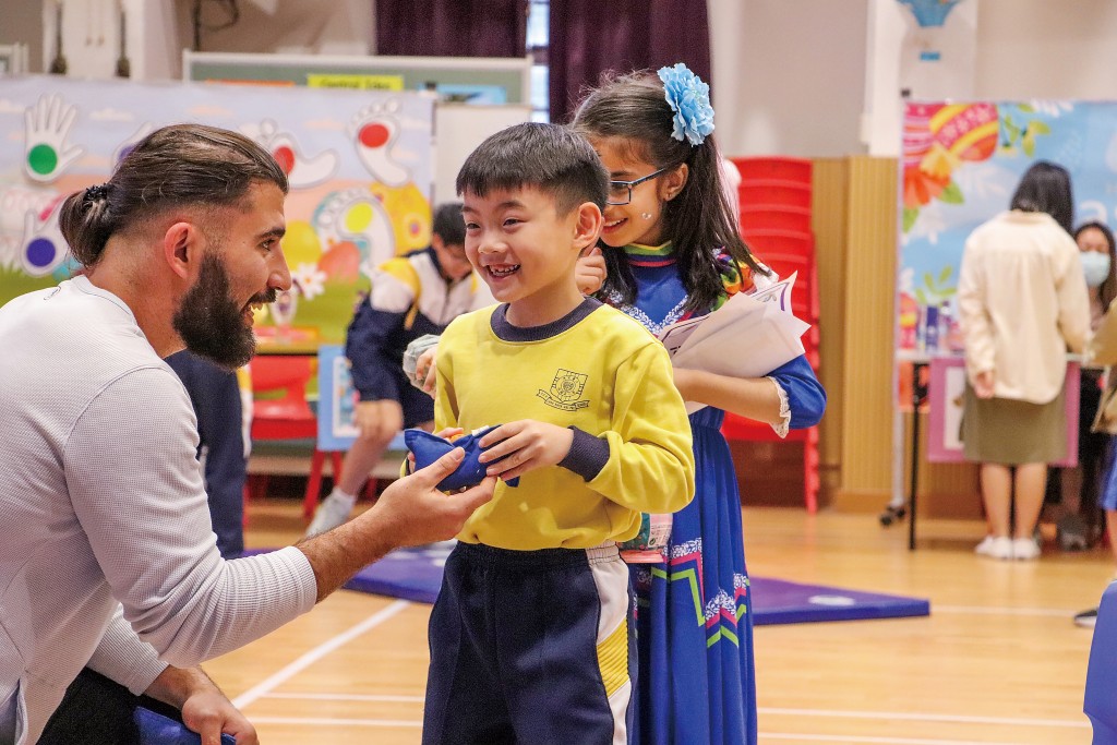 老師指導學生聽、說、讀、寫四項技能,學生能自信地用英語溝通。(圖片來源:受訪學校提供) 老師指導學生聽、說、讀、寫四項技能,學生能自信地用英語溝通。(圖片來源:受訪學校提供)
