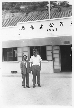 许舒1964年协助下葵涌居民迁往新村的照片。(香港档案处许舒珍藏照片集)