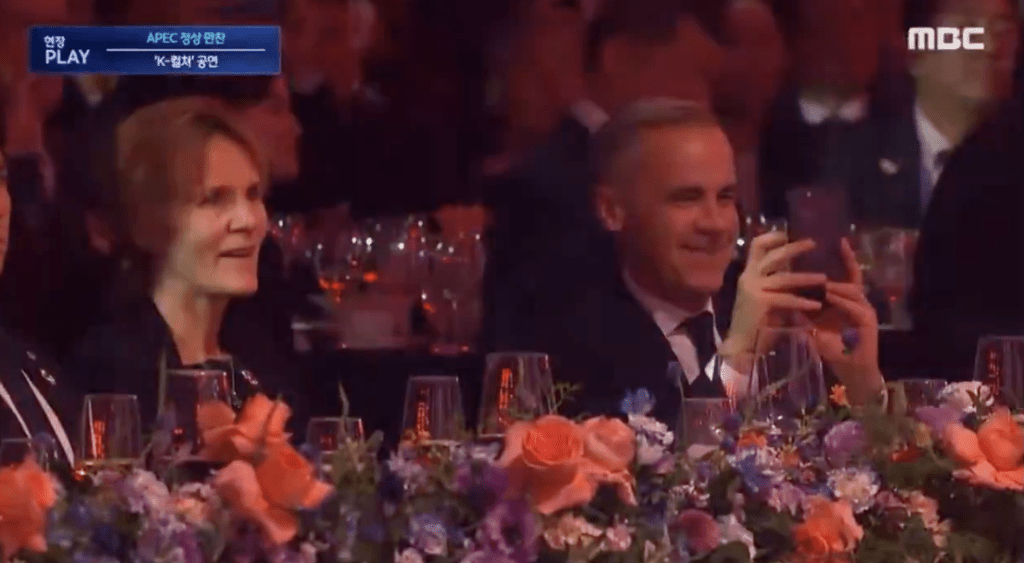 加拿大總理卡尼(Mark Carney)更化身「迷弟」,拿出手機不停拍攝。X@gdragon_japan 加拿大總理卡尼(Mark Carney)更化身「迷弟」,拿出手機不停拍攝。X@gdragon_japan