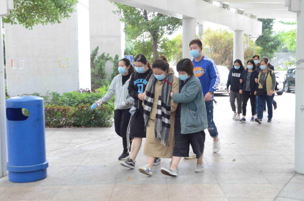 部分死者的家屬認屍後要由親友攙扶離開。歐陽偉光攝