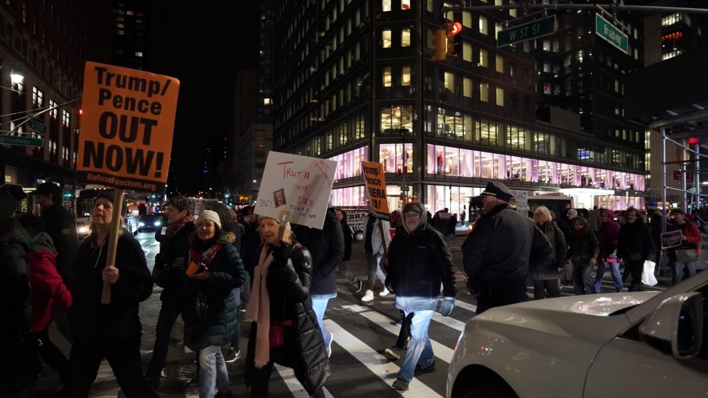 支持彈劾特朗普的民眾遊行示威。 路透社